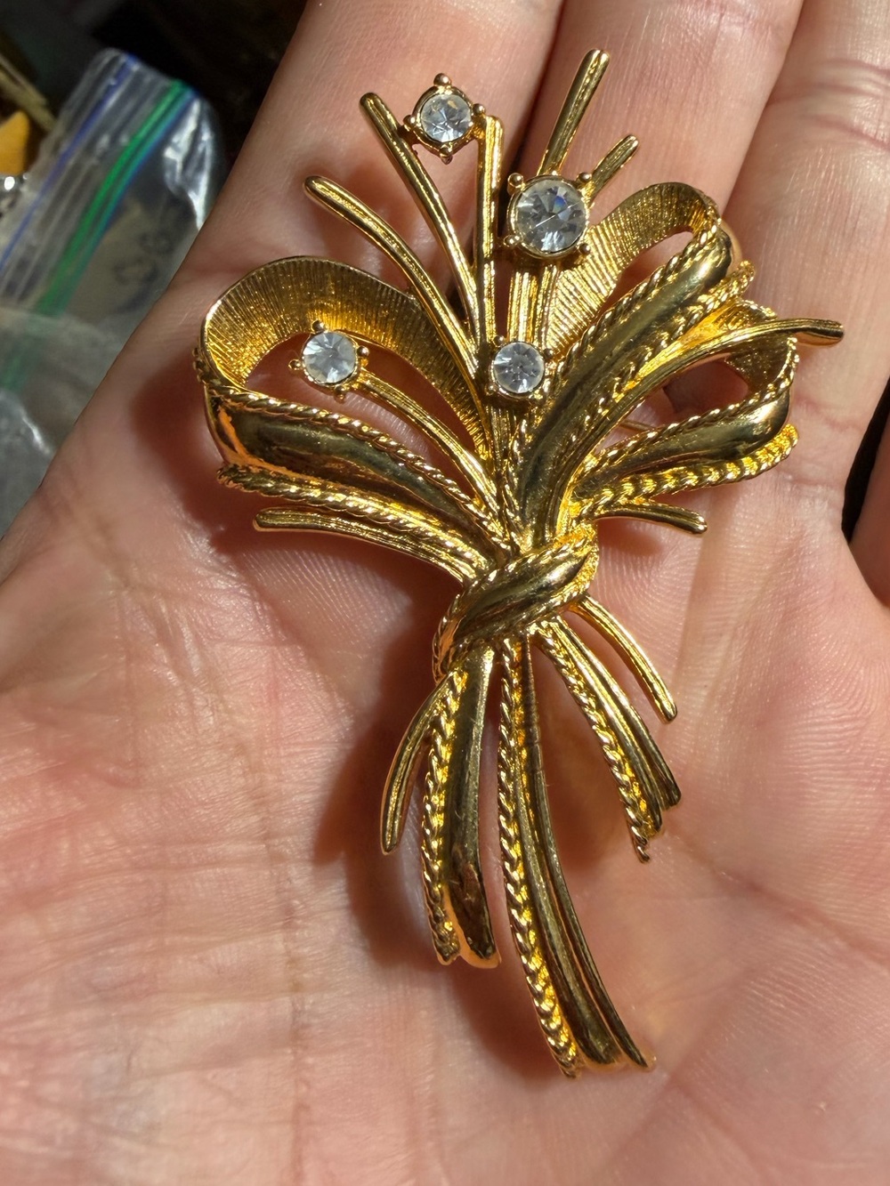 Vintage Avon gold tone 80s floral Rhinestone starburst brooch